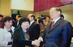 劉慕玲隨廣東省女企業(yè)家代表赴臺(tái)灣考察，受到原國(guó)民黨主席連戰(zhàn)的接見(jiàn)。