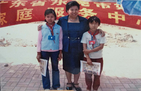 劉慕玲先后扶持過(guò)八位貧困兒童完成學(xué)業(yè)。圖為與其中的兩位廣西學(xué)通合影。