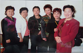 劉董參加全國(guó)家庭服務(wù)工作會(huì)議，與同行姐妹合影留念。