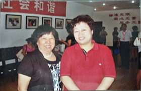 劉慕玲曾到濟(jì)南陽(yáng)光大姐家政服務(wù)公司參觀(guān)學(xué)習(xí)，圖為與該公司總經(jīng)理卓長(zhǎng)立合影留念。