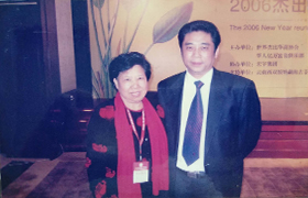 在世界杰出華商交流活動(dòng)中，世界杰出華商協(xié)會(huì)執(zhí)行主席盧俊卿與劉慕玲董事長(zhǎng)合影留念。