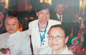 在世界杰出華商交流中。劉慕玲董事長(zhǎng)與毛澤東的女兒李納、女婿王景清于北京釣魚(yú)臺(tái)國(guó)賓館合影留念。